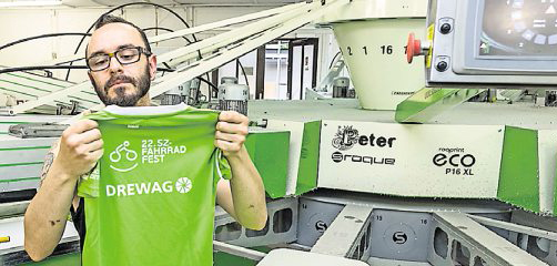 Produktionsleiter Frank Hartmann überprüft den Druck auf dem T-Shirt für das SZ-Fahrradfest.