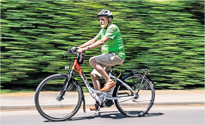 Rudolf Kramer, einer der ältesten Teilnehhmer beim SZ-Fahrradfest, ist mit seinem Elektrorad schnell unterwegs